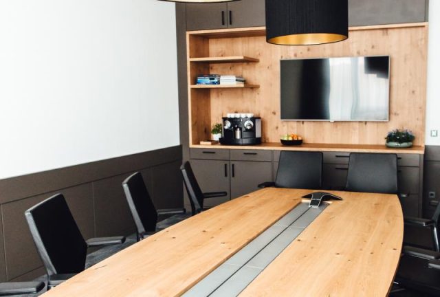 meetings-besprechungen-kleine-runde-konferenz-arbeiten-hotel-edita-erholung-entspannen-urlaub-berge-bodenseen-he-allg-u-catering-produktiv-20260917091034-93815111.jpg